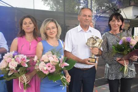 Dyrektor Zespołu Szkół w Stadnickiej Woli trzymający statuetkę Koneckiej Glorietty z nauczycielkami języka niemieckiego