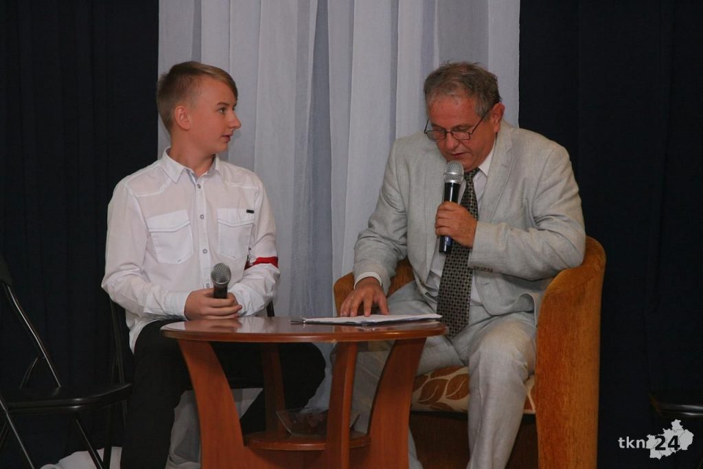 wicedyrektor Marian Wikiera z uczniem na scenie w auli szkolnej